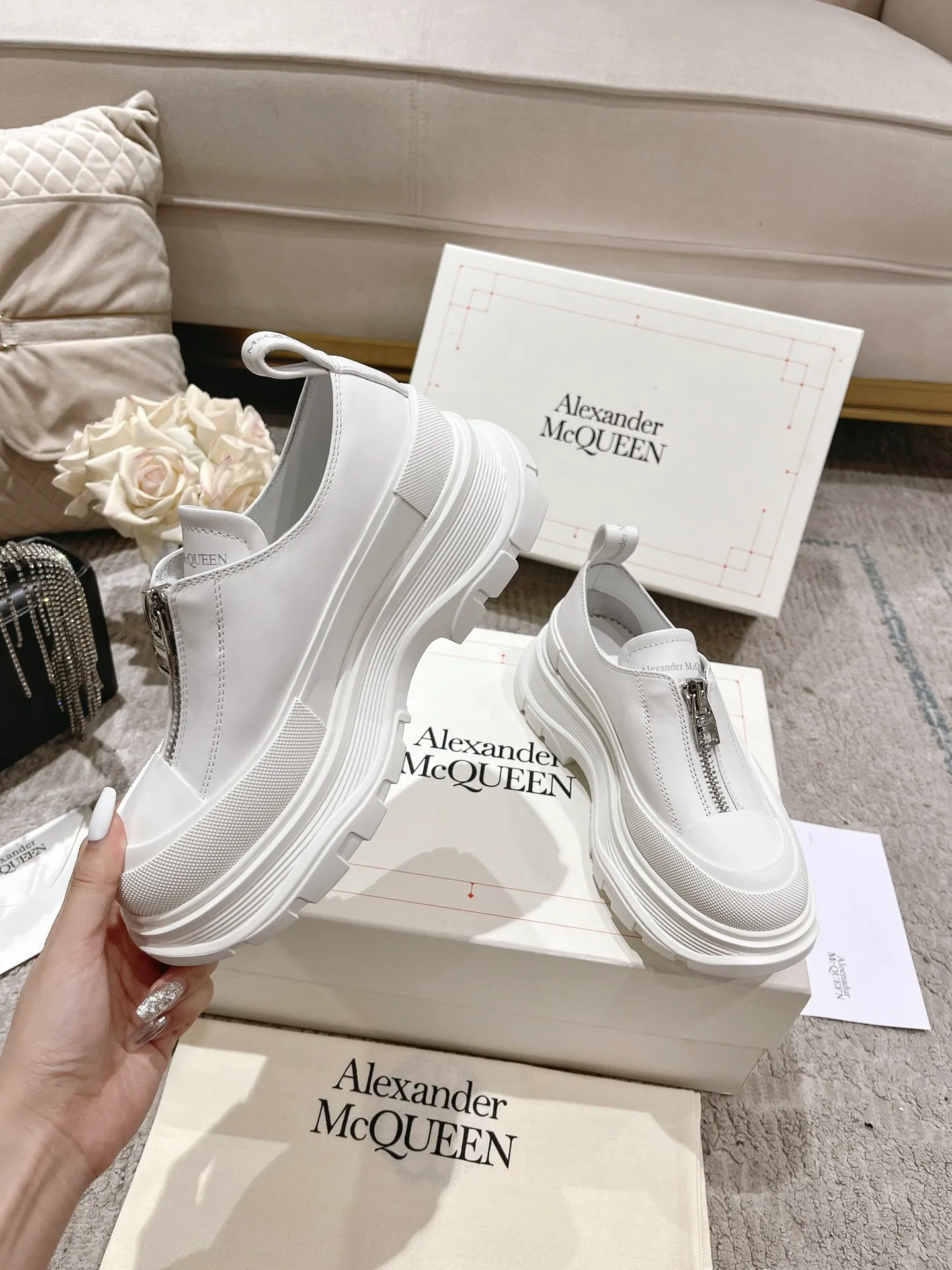 👟👟Ex-factory price 600👟👟 Men's size +10 2023 McQueen classic hot style, top version! ALEXANDERAIexanderMcQUEEN✅ has been certified. The latest 2023 counters will be launched at the same time, international T stage catwalk models. 💯Purchased from top ZP, the original version is 1:1 customized, perfectly reproduced, embellished with waterproof zippers on off-road inspired clothing, with imported anti-wear super soft sock cuffs, 3D glue bright strips, excellent comfort, outsole: original TPU double-layer combination outsole. Fabric: Imported silk cow leather Lining: Imported super soft Lycra/space cloth Foot pads: Imported silk sheepskin Size: 35-40 for women, 39-45 for men. Color: all black, black and white, all white, (add 10 for men’s model)